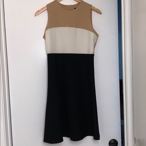 Like New! Fitted/flare dress in tan, white & black